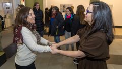 La alcaldesa, In�s Rey, y la fot�grafa, Diana Fajardo, en la inauguraci�n de la exposici�n