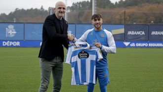 Mario Soriano posa con Adri� Altimira en la presentaci�n del lateral como nuevo jugador del D�por.