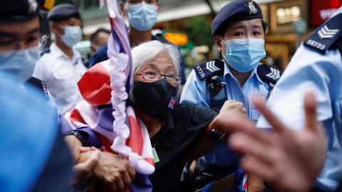 Mujer con la bandera brit�nica protesta en Causeway Bay el pasado jueves.
