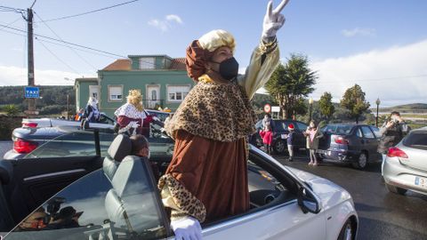 Los Reyes Magos llegaron a Lires en descapotable 
