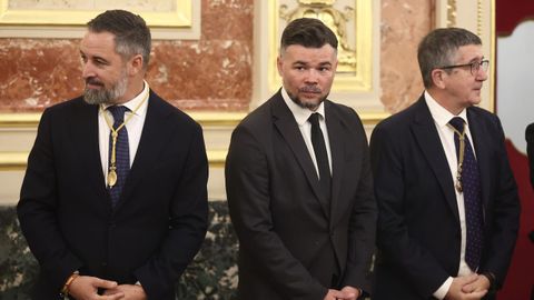 El presidente de Vox, Santiago Abascal; el portavoz de ERC en el Congreso, Gabriel Rufi�n, y el portavoz del PSOE en el Congreso, Patxi L�pez, durante la visita del Papa Le�n XIV al Congreso de los Diputados