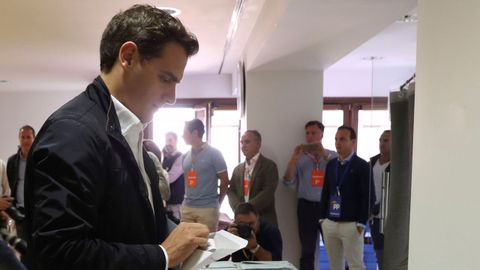 Albert Rivera, lider de Ciudadanos, vota en Pozuelo de Alarcn, en el mismo colegio que Pedro Snchez