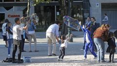 Imagen de personas en la plaza de Compostela