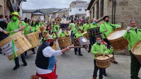 El folin As Carrelas de Viana do Bolo participa en el desfile de entroido de Vilario de Conso