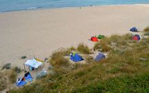 Tiendas de campa�a en la playa de Mar de F�ra de Fisterra.
