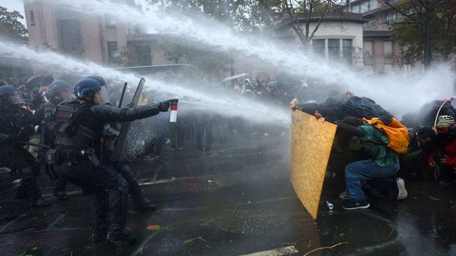Los manifestantes resisten ante los chorros de agua y los gases lanzados por los antidisturbios en Par�s este s�bado