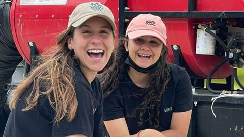 La skatista Julia Benedetti sonriendo junto a una amiga suya