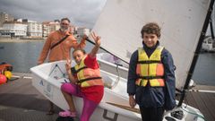Manuel e Iván, delante, y Marcos, detrás, en el puerto deportivo de Ribeira antes de competir en la regata.