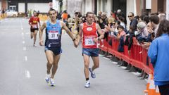 Kiko Lago, de rojo a la derecha, cruza la meta en la cita vimiancesa del 2022