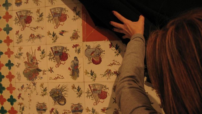 Azulejos policromados que se conservan en el antiguo Hospital de Caridad, hoy Centro Cultural Torrente Ballester.