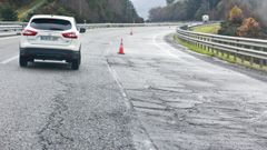 Carril hundido en la A-6 en la subida a Becerre, en sentido Madrid