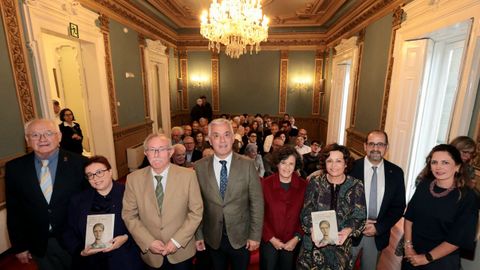 Foto de familia. Antón Vidal Andión, presidente do consello de administración de Galaxia; Teresa Seara, editora do libro; Manuel Puga, presidente da Fundación Penzol; Valentín García, secretario xeral da Lingua; Rosalía e Navia Franco Barreiro, fillas do homenaxeado; Henrique Monteagudo, presidente da Real Academia; e Sandra González, alcaldesa de Tomiño; na Casa da Cultura Galega en Vigo.
