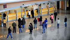 Vista del mostrador de cita previa en el vest�bulo del Hospital Arquitecto Marcide. 