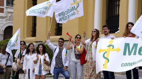 Alrededor de un centenar de facultativos se ha concentrado este jueves ante la sede del Gobierno asturiano en Oviedo convocados por el Sindicato M�dicos del Sespa