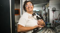 Olga, en el momento en que acogió a Maya para darle el calor de un hogar.