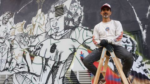 Kapi, pionero del grafiti en Espa�a, delante de su mural