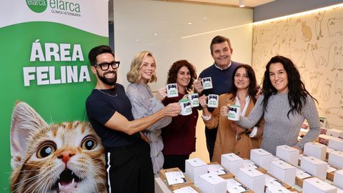 El equipo de la clnica veterinaria El Arca, en la inauguracin ayer del rea felina