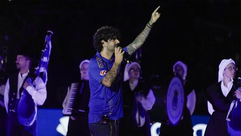 El cantante Melendi actúa en el homenaje al centrocampista del Oviedo Santi Cazorla este jueves en el estadio Carlos Tartiere, en Oviedo, en uno de los actos del centenario del equipo asturiano