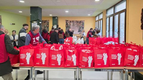 Lotes navide�os repartidos por Coca-Cola en Gij�n y Oviedo