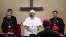 El papa Le�n XIV saluda a los obispos en la reuni�n de este lunes