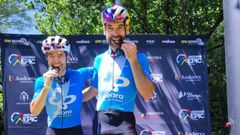 Quico Mu�oz y Manuel Carrelo, Nen�n, �prueban� sus medallas tras completar la competici�n.