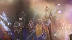 El hurac�n Combo Dominicano pas� con furia por Ponteceso. �B�scate entre el p�blico!