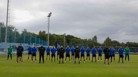 Plantilla del Vetusta, con el cuerpo tcnico en primera lnea, en El Requexn