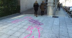 Siluetas pintadas a la entrada de los juzgados de la calle Lal�n. 