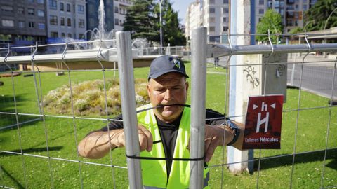 Operarios vallaron la fuente de Cuatro Caminos por la ma�ana.