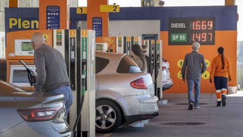 Conductores repostando el pasado fin de semana tras la entrada en vigor de la rebaja al combustible