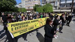 Las peluqueras lucenses protestando delante del Concello