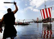 El gale�n �Cortegada� iz� la vela rojiblanca para remontar el Ulla al m�s puro estilo vikingo. 