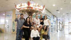 Empleados, dueños de locales del Centro Comercial Narón y la gerente de pie a la derecha.