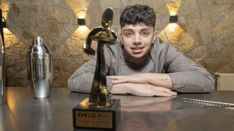 Gabriel Mugridge con el premio que logr� en el Concurso de Cocina y Cocteler�a del Fraga do Eume.