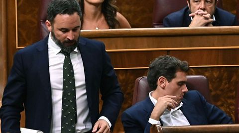 El presidente de Vox, Santiago Abascal, pasa junto al presidente de Ciudadanos, Albert Rivera, antes de su intervencin de este jueves ante el Pleno del Congreso