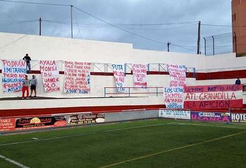 La aficin canaria llen de pancartas su campo en el partido ante el Mallorca B. 