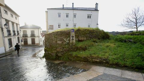 Los restos de la muralla est�n enm la confluencia de la r�a do Sol y de la r�a da Pedra