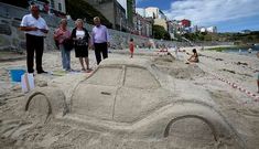 Los miembros del jurado, examinando la figura que se llev� el premio del p�blico. 