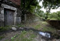 <span lang= es-es >�Aguas fecales para atravesar el Camino?</span> En la bajada desde el centro hist�rico hacia la Ponte Romana los caminantes que se dirigen a Santiago de Compostela por el Camino Primitivo se ven obligados a sortear este vertido residual que cruza la ruta de lado a lado en un rinc�n buc�lico. 
