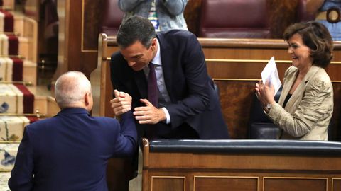  El presidente del Gobierno en funciones, Pedro S�nchez, felicita al diputado Rafael Simancas tras su intervenci�n durante el pleno extraordinario celebrado este jueves en el Congreso de los Diputados, donde la vicepresidenta en funciones, Carmen Calvo, ha comparecido para dar explicaciones acerca de la crisis del Open Arms