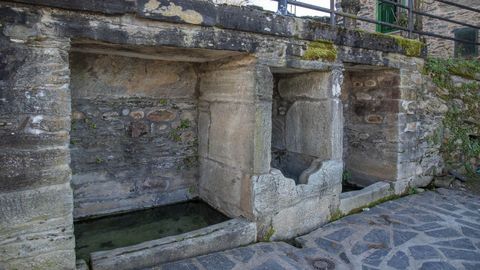 Una antigua fuente pblica en la aldea de Caspedro