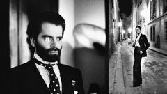 El diseñador Karl Lagerfeld, retratado en París en 1973. A la derecha, fotografía tomada por Newton en 1975 en la parisina calle Aubriot para un editorial sobre Yves Saint Laurent en la edición francesa de «Vogue».
