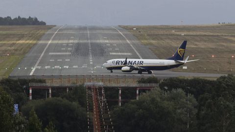 Un avin de Ryanair a punto de despegar en el aeropuerto de Lavacolla