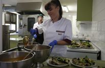 El comedor social de C�ritas es uno de los recursos para familias en riesgo de exclusi�n. 