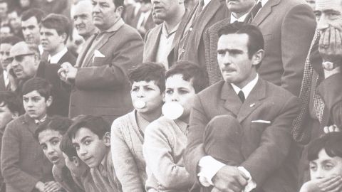 Aficionados del Real Oviedo en la grada del Tartiere, 1965. Mus�u del Pueblu d'Asturies.