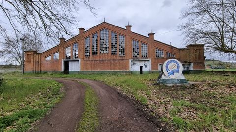 Fachada principal de la mayor de las naves de la empresa