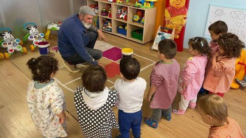 El muralista Xosé Eladio impartió un taller de pintura a niños de Sandiás.