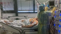 Un paciente, en la unidad de cuidados intensivos de un hospital de Munich