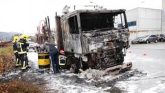 Arde un cami�n de madera en el pol�gono industrial de Landrove