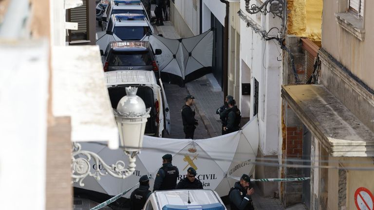 Miembros de la Guardia Civil en el portal n�mero 5 donde el s�bado se cometi� el asesinato de un menor de 13 a�os en la localidad valenciana de Sueca.